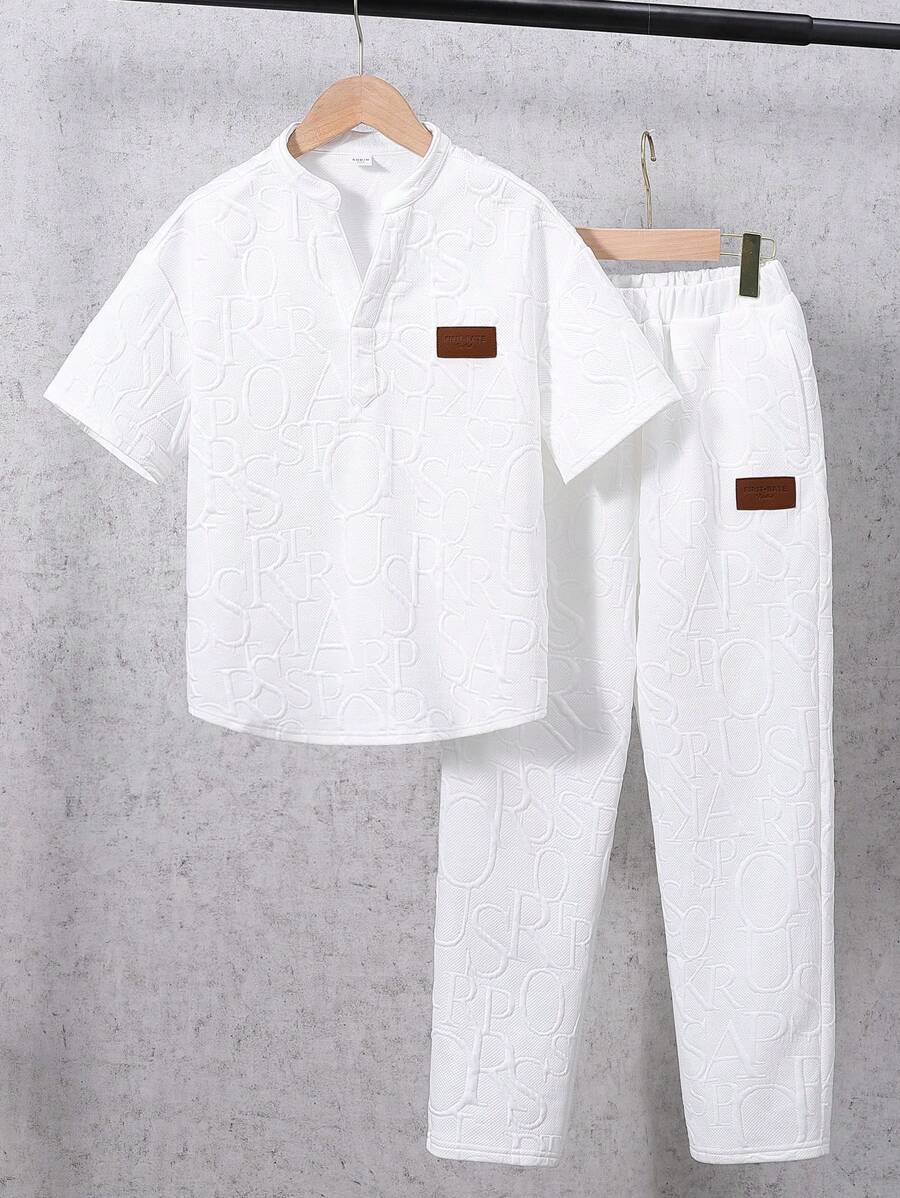 SHEIN Tween Boys Casual Street Style Leather Stamp Notched V-Neck Pullover Short-Sleeved T-Shirt Solid Color Straight Trousers Knitted Two-Piece Set