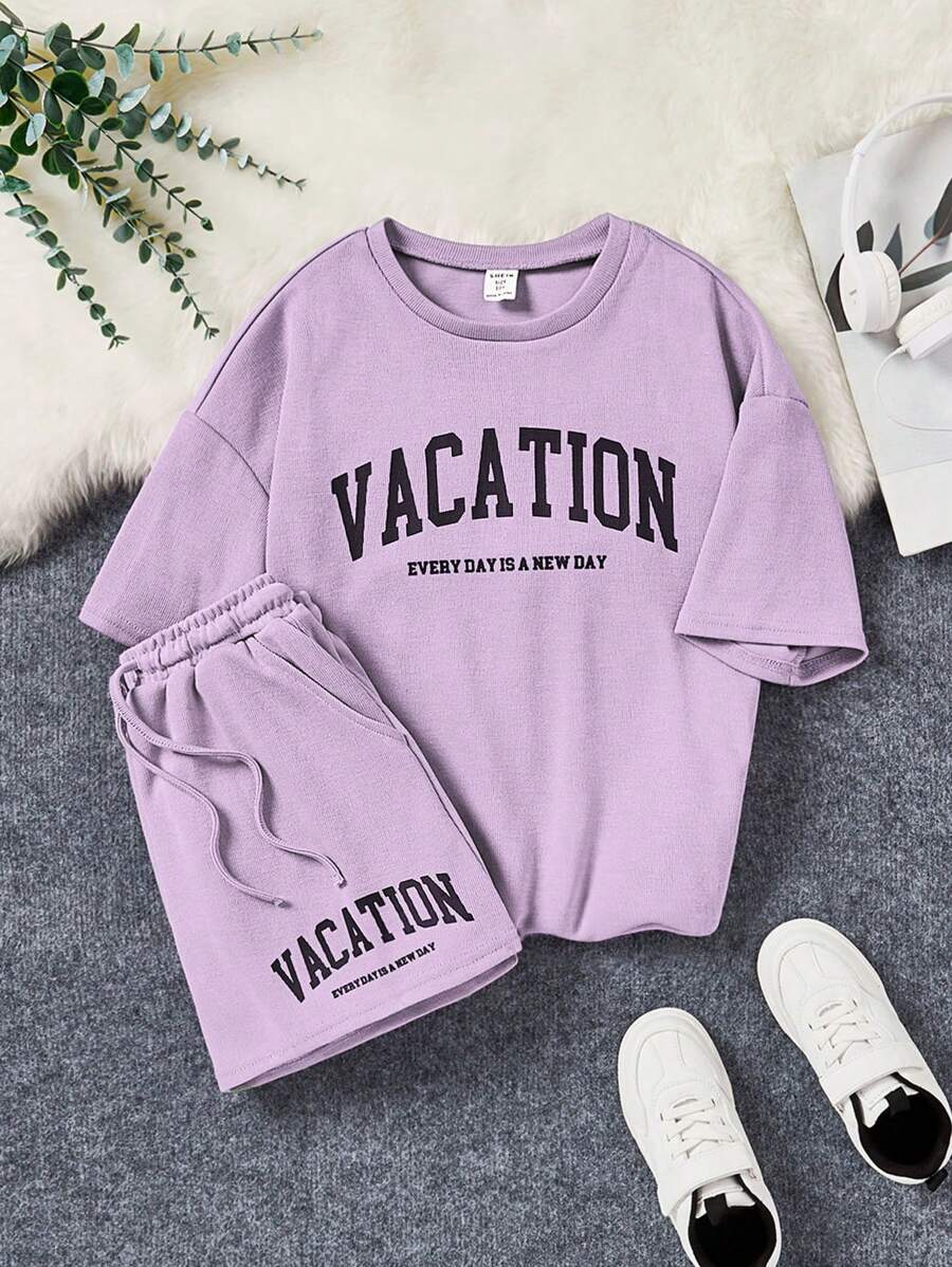 SHEIN Ensemble T-shirt À Manches Courtes Et Short Décontracté Pour Filles Avec Encolure Côtelée En Tricot Et Motif Imprimé De Lettres, Coupe Ample.
