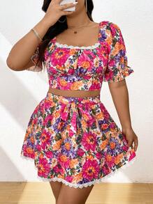 SHEIN SunnyBelle طقم توب وتنورة بطبعة زهور وأكمام قصيرة مع فتحة رقبة مربعة ومزخرفة بالدانتيل مع حافة على شكل زهرة، لفصل الصيف