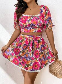 SHEIN SunnyBelle طقم توب وتنورة بطبعة زهور وأكمام قصيرة مع فتحة رقبة مربعة ومزخرفة بالدانتيل مع حافة على شكل زهرة، لفصل الصيف