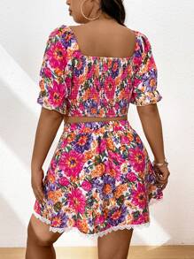 SHEIN SunnyBelle طقم توب وتنورة بطبعة زهور وأكمام قصيرة مع فتحة رقبة مربعة ومزخرفة بالدانتيل مع حافة على شكل زهرة، لفصل الصيف