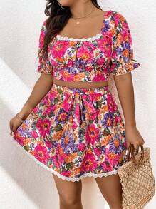 SHEIN SunnyBelle طقم توب وتنورة بطبعة زهور وأكمام قصيرة مع فتحة رقبة مربعة ومزخرفة بالدانتيل مع حافة على شكل زهرة، لفصل الصيف