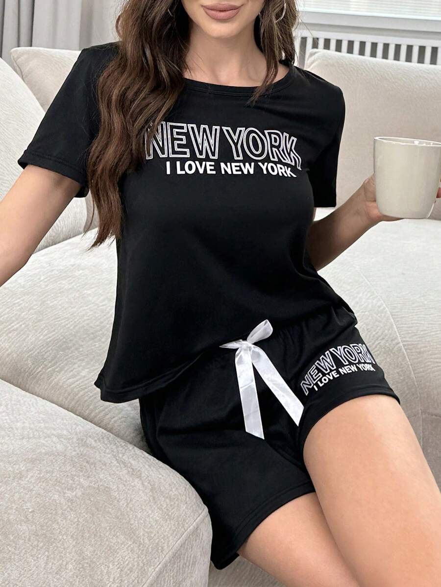 Conjunto de pijama con top de manga corta de cuello redondo con estampado de lema y pantalones cortos