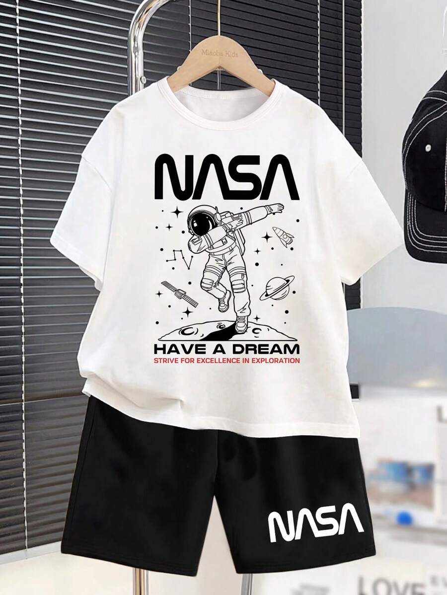 SHEIN Conjunto de camiseta de manga corta con cuello redondo y pantalones cortos para niños preadolescentes con impresión de letras simples para el verano.