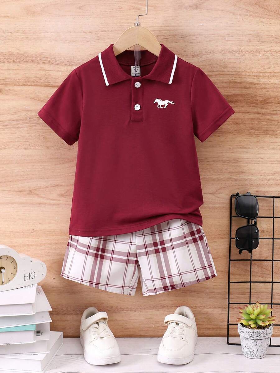 SHEIN Atuendo casual versátil y a la moda para niños jóvenes, ideal para el verano y el otoño, perfecto también para ir de regreso a la escuela. Incluye una camiseta polo con aplique de caballo en 3D y pantalones cortos a cuadros, elegantes y de ocio