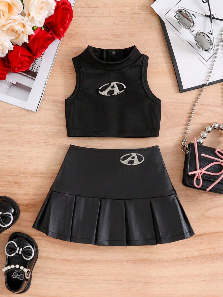 Maglietta a costine senza maniche per bambina con logo in metallo e gonna plissettata metallizzata, elegante e carina, alla moda.