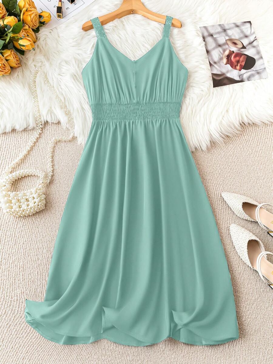 SHEIN Clasi Vestido de talla grande de verano con sencillo escote en V, cinching de cintura y tirantes finos