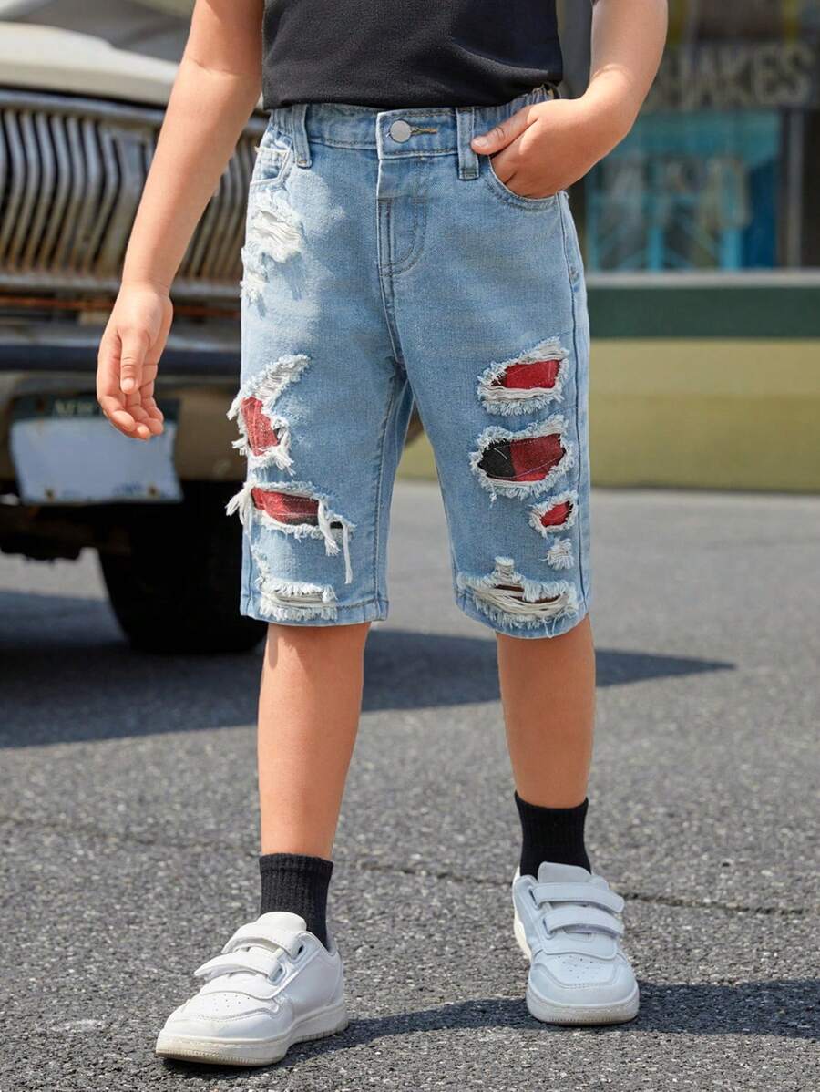 SHEIN Jeans cortos, rasgados, desteñidos y con parches de cuadros rasgados de navidad de color azul para niño joven, con estilo para uso casual en vacaciones de verano y uso diario.