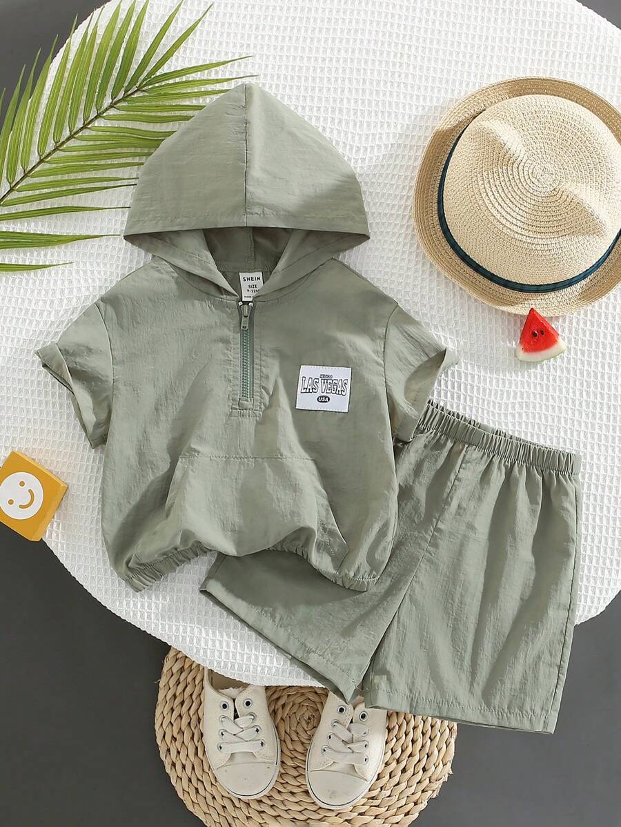 SHEIN Set da 2 pezzi per bambini maschi composto da felpa con cappuccio e patch decorativi e pantaloncini in colore unito