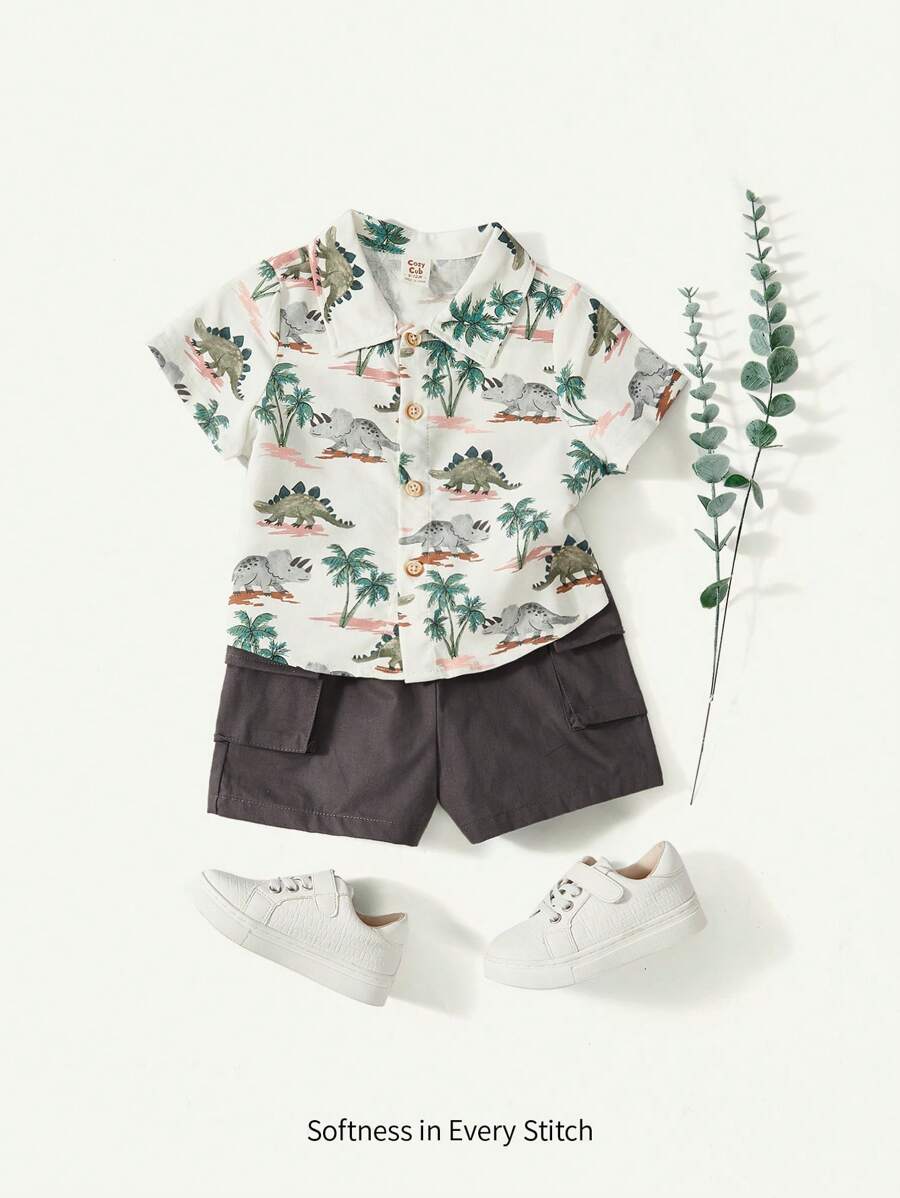 Cozy Pixies Conjunto De Camisa De Manga Corta Con Cuello Y Patrón De Dibujos Animados De Dinosaurio Y Palmera Y Pantalones Cortos Con Bolsillos Laterales Y De Carga Para Niños Pequeños.