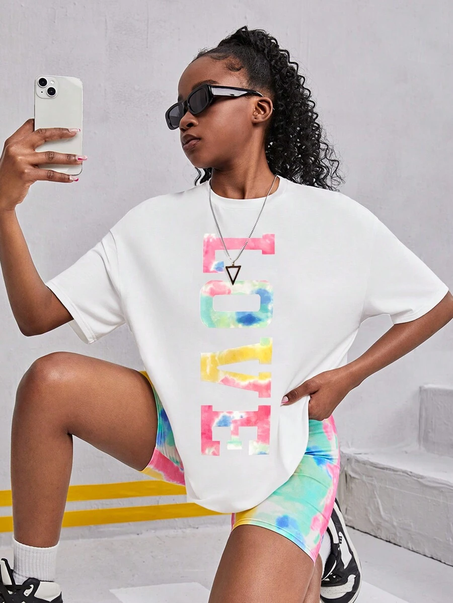 SHEIN Maglietta oversize per ragazza in tinta unita bianca e rosa con effetto tie-dye, abbinata a pantaloncini da ciclista per un look casual e sportivo da strada