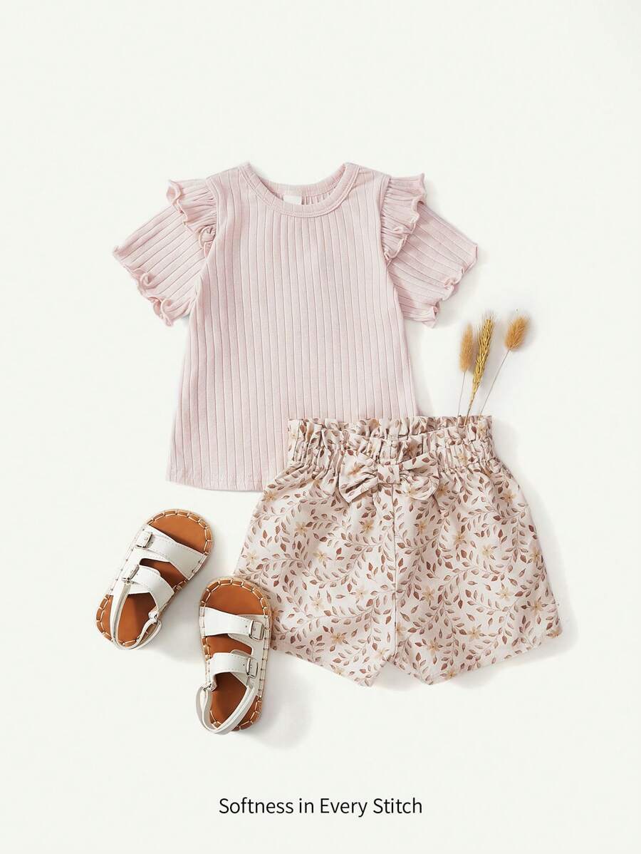 Cozy Pixies Ensemble deux pièces pour bébé fille, comprenant un haut doux en tricot unicolore avec encolure ronde et ourlet à volants, et un short de loisirs à motif floral.