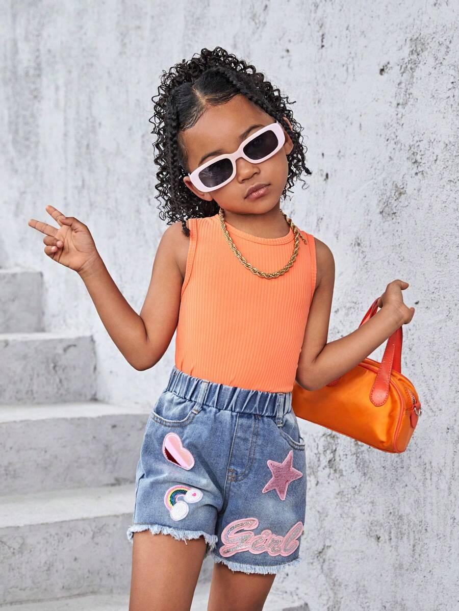 SHEIN Regata Sólida Para Garotas Jovens Com Shorts De Comprimento Desfiado Em Jeans E Patches De Coração E Letra
