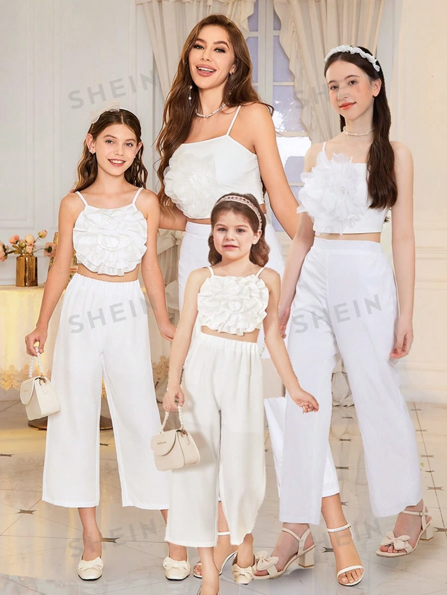 Conjunto de dos piezas para mujeres con estilo simple en unicolor con decoración en 3D en la correa de la parte superior y pantalones.