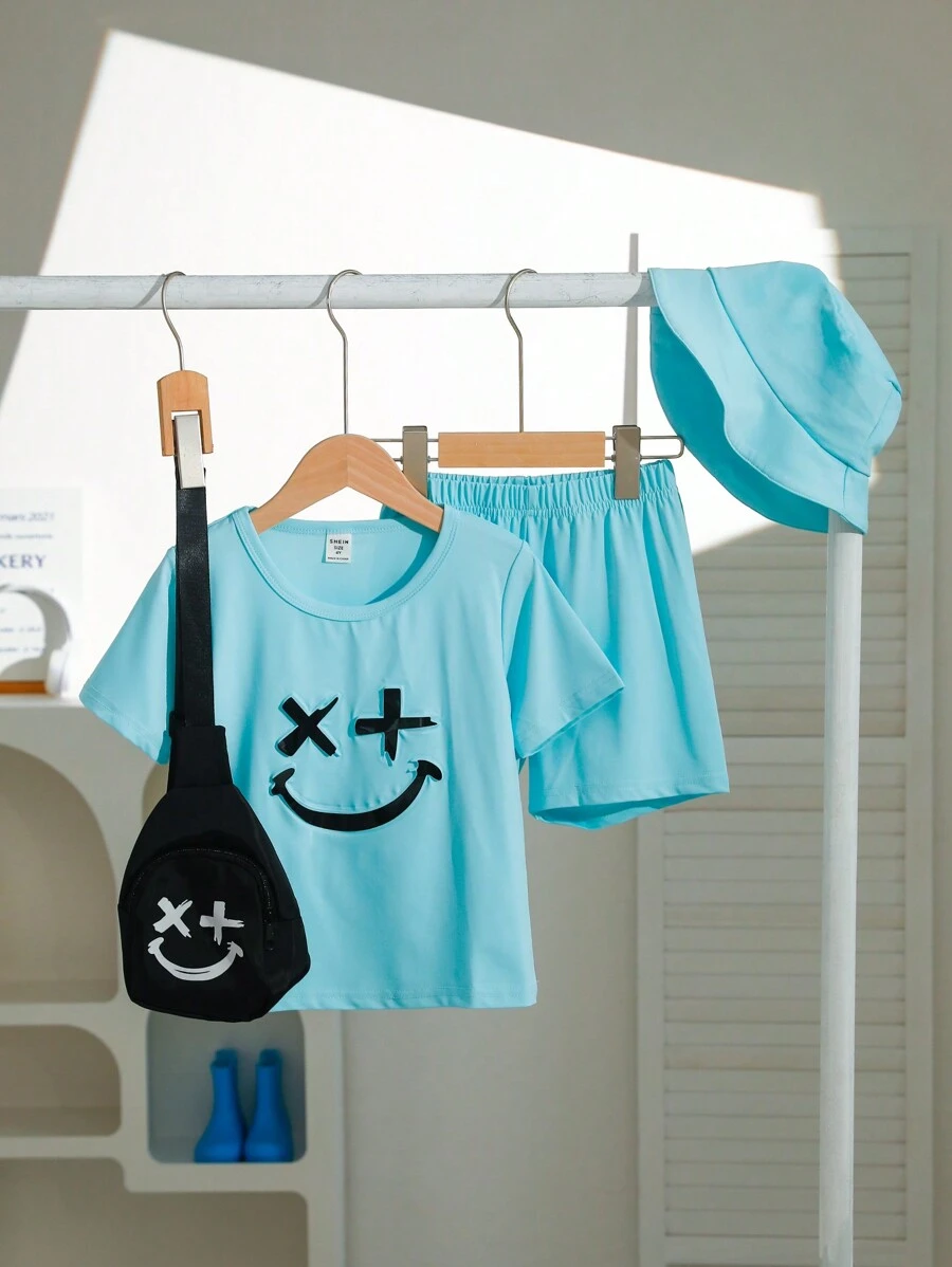 SHEIN 4 sztuki/zestaw T-shirt dla młodych chłopców na co dzień 3D ze wzorem uśmiechniętej twarzy, szorty w jednolitym kolorze, torba ze wzorem uśmiechniętej twarzy i wszechstronna czapka, idealna na co dzień, do szkoły i na zajęcia na świeżym powietrzu, wiosną i latem