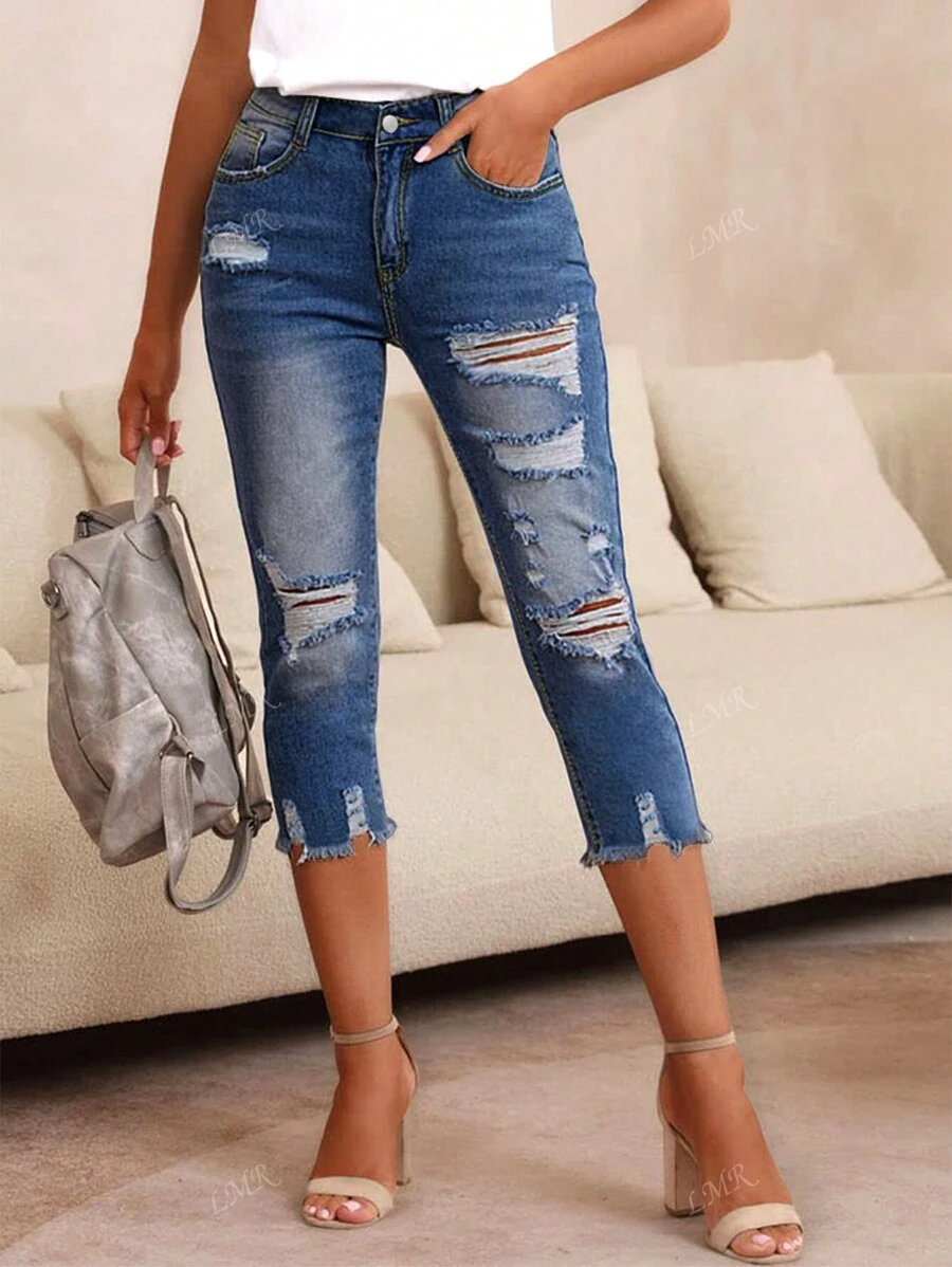 Pantalones capri de mezclilla rasgados ajustados para damas