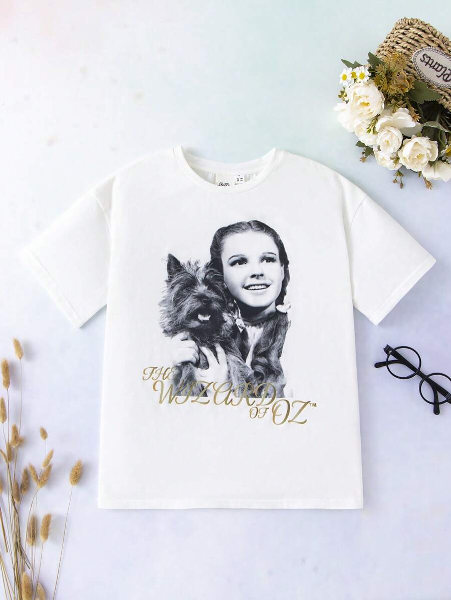 The Wizard of Oz X SHEIN Koszulka z nadrukiem portretowym dla dziewczynki w wieku nastoletnim, z okrągłym dekoltem i krótkim rękawem, w kolorze białym