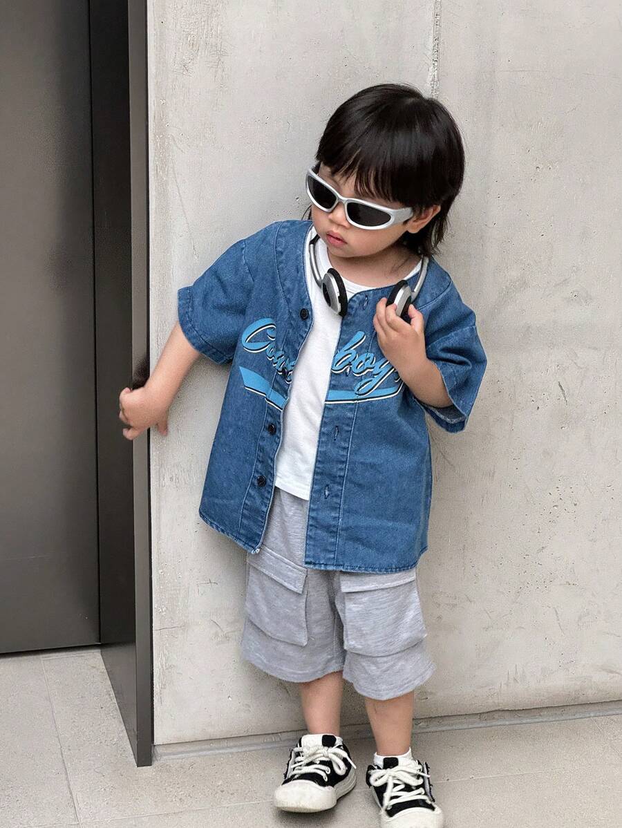 SHEIN 3 Stücke modisches Hip-Hop Street-Style Kleinkind Denim Jacke Set mit Basic T-Shirt und Shorts in Arbeitskleidung von Tcetoctre