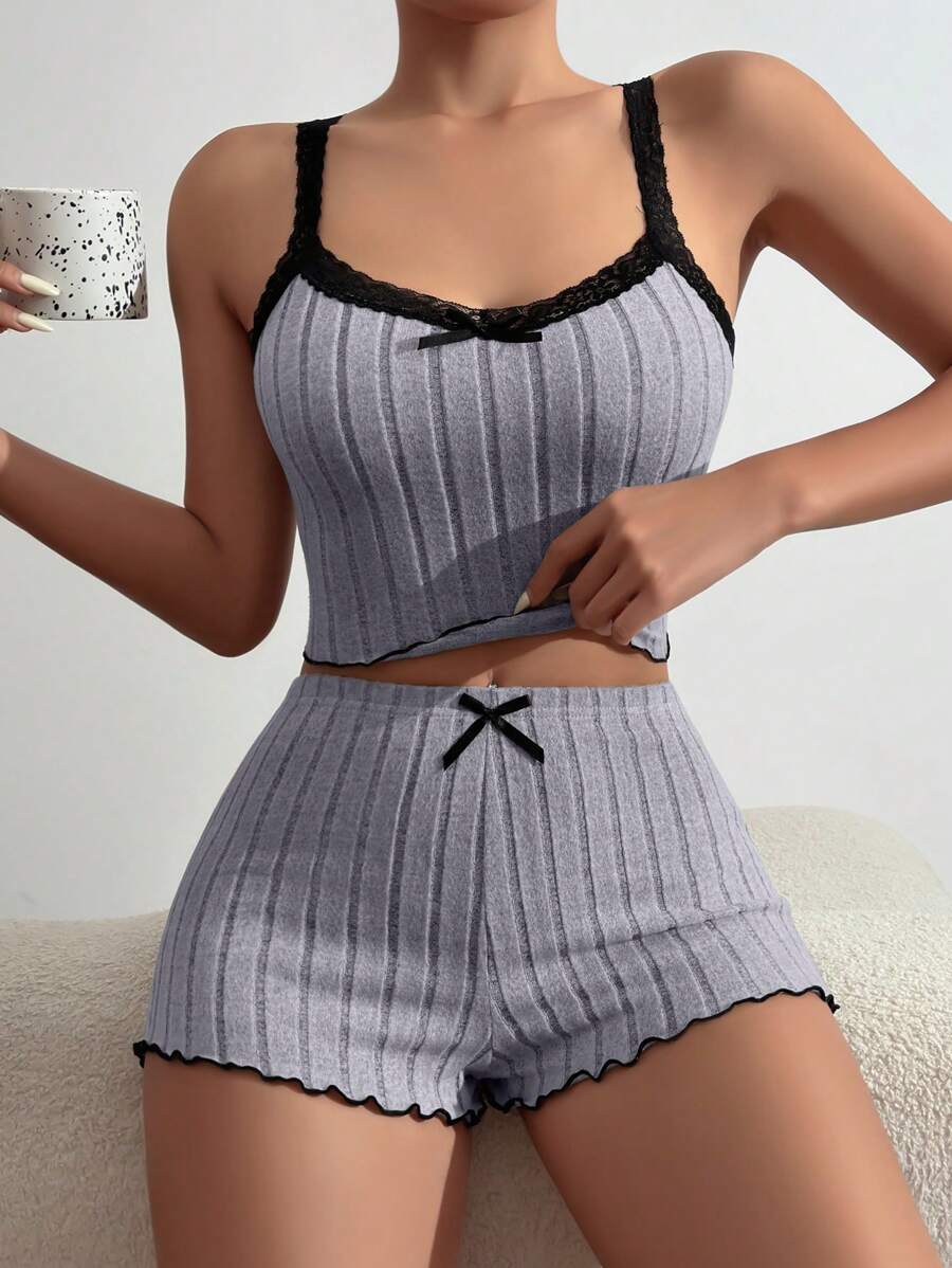 Conjunto de pijama con top de tirantes y shorts con adorno de encaje para mujer