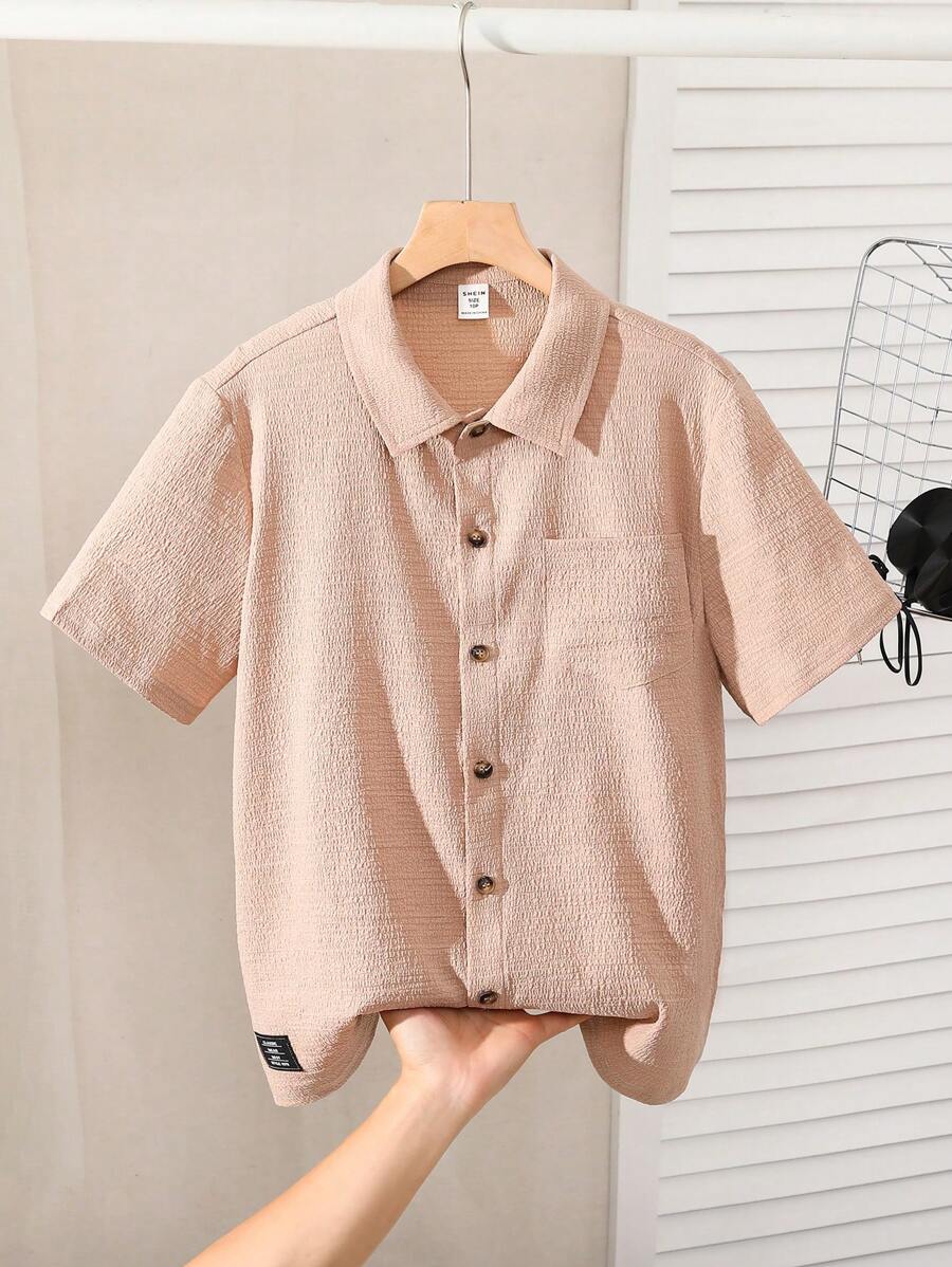 SHEIN Camisa tejida casual de manga corta para niño preadolescente de talla extendida con bolsillo de parche, etiqueta y cuello de solapa