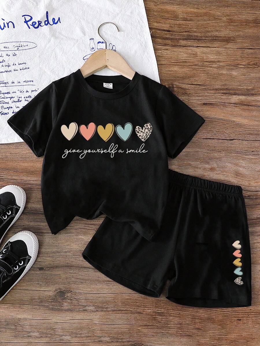 SHEIN Set aus bedrucktem T-Shirt und passender Shorts mit buntem Herz-Motiv für Kleine Mädchen