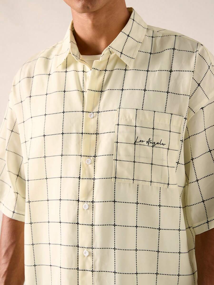 Manfinity RebelGame Camisa casual de manga corta para hombre de moda diaria con diseño de cuadros y letras