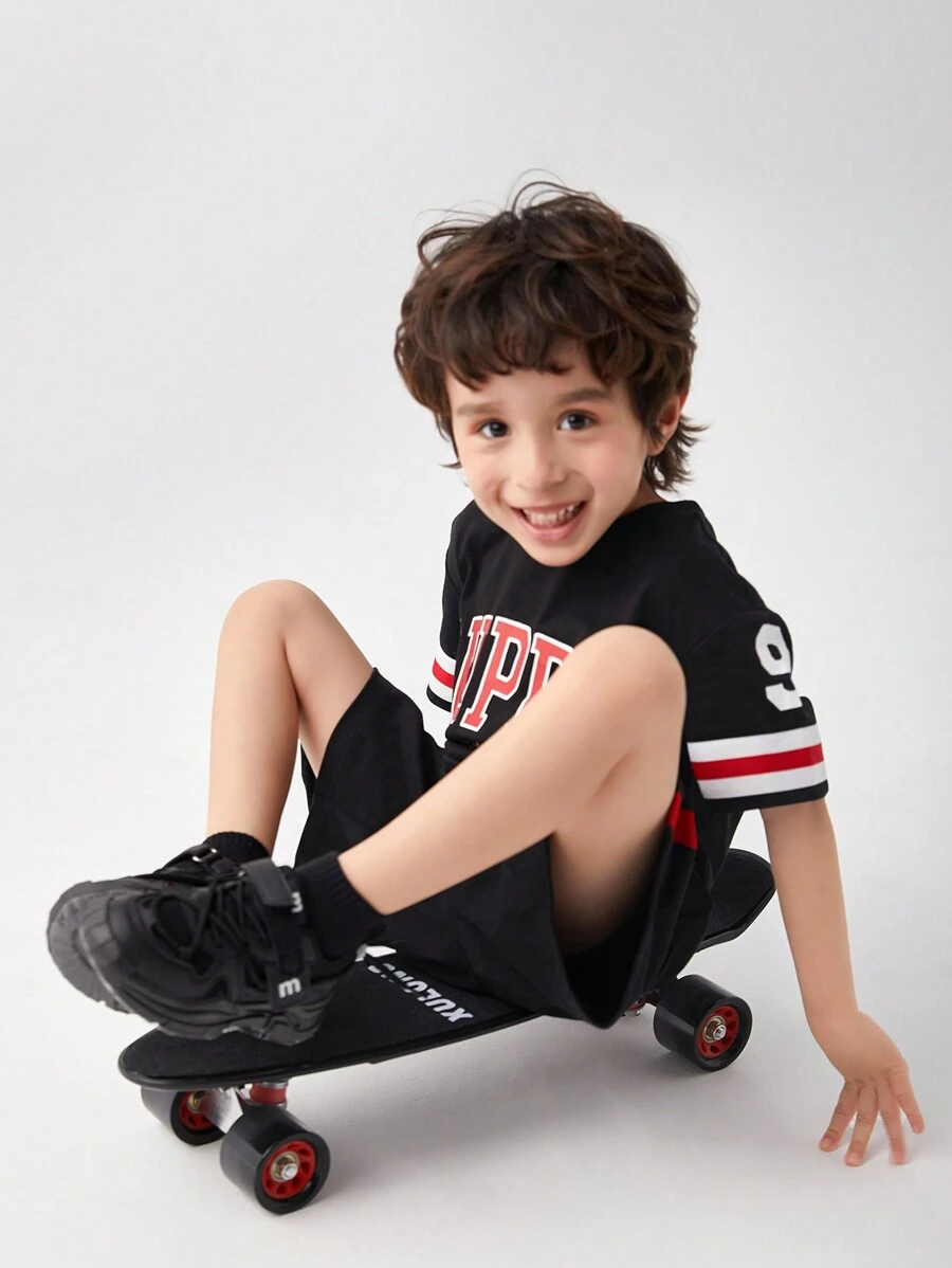 2-teiliges Set aus sportlichem, locker sitzendem Rundhals-T-Shirt mit mehrfarbigem Buchstabendruck und lässigen Shorts für Jungen. Geeignet für den Alltag und Sportausflüge., Drop Shoulder