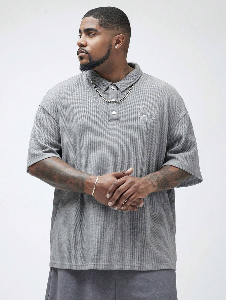 Manfinity VCAY Men's Plus Size Knitted Casual Short Sleeve Polo Shirt, Loose Fit With Drop Shoulder And Embroidered Letters, Solid Color, Suitable For Summer Sports