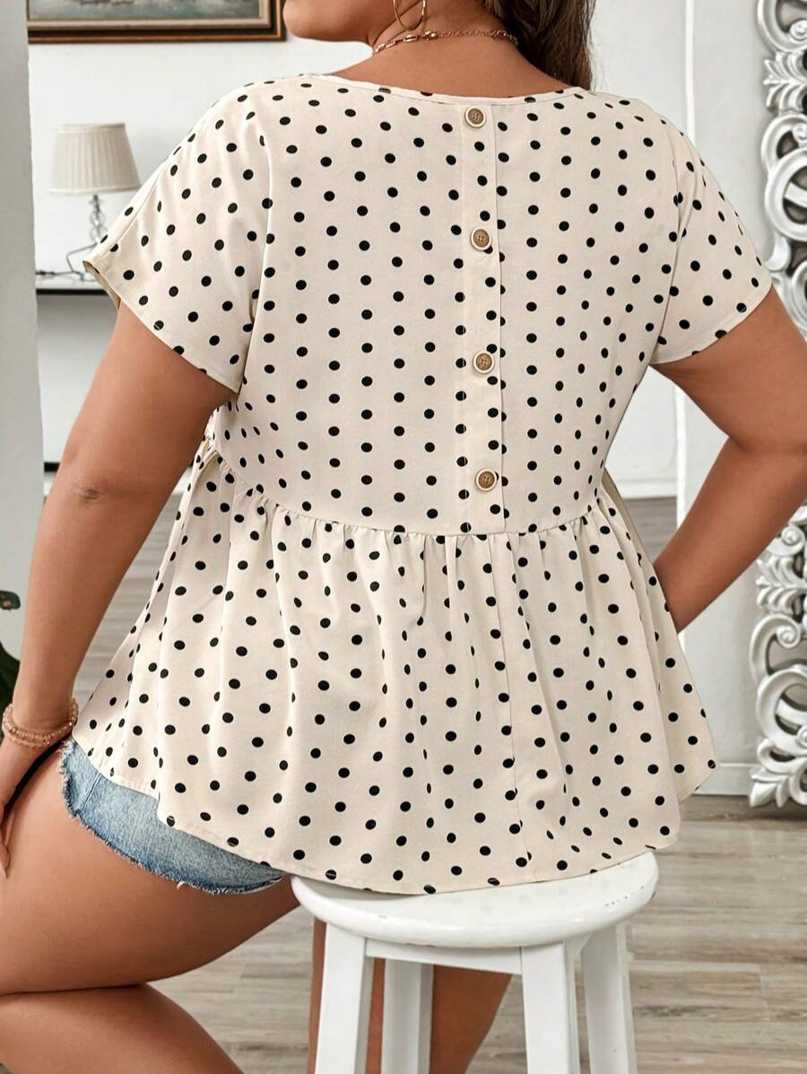 SHEIN LUNE Blouse pull col rond à pois grande taille avec volant à l'ourlet, décoration de bouton au dos et effet amincissant et couvrant. Pour l'été.