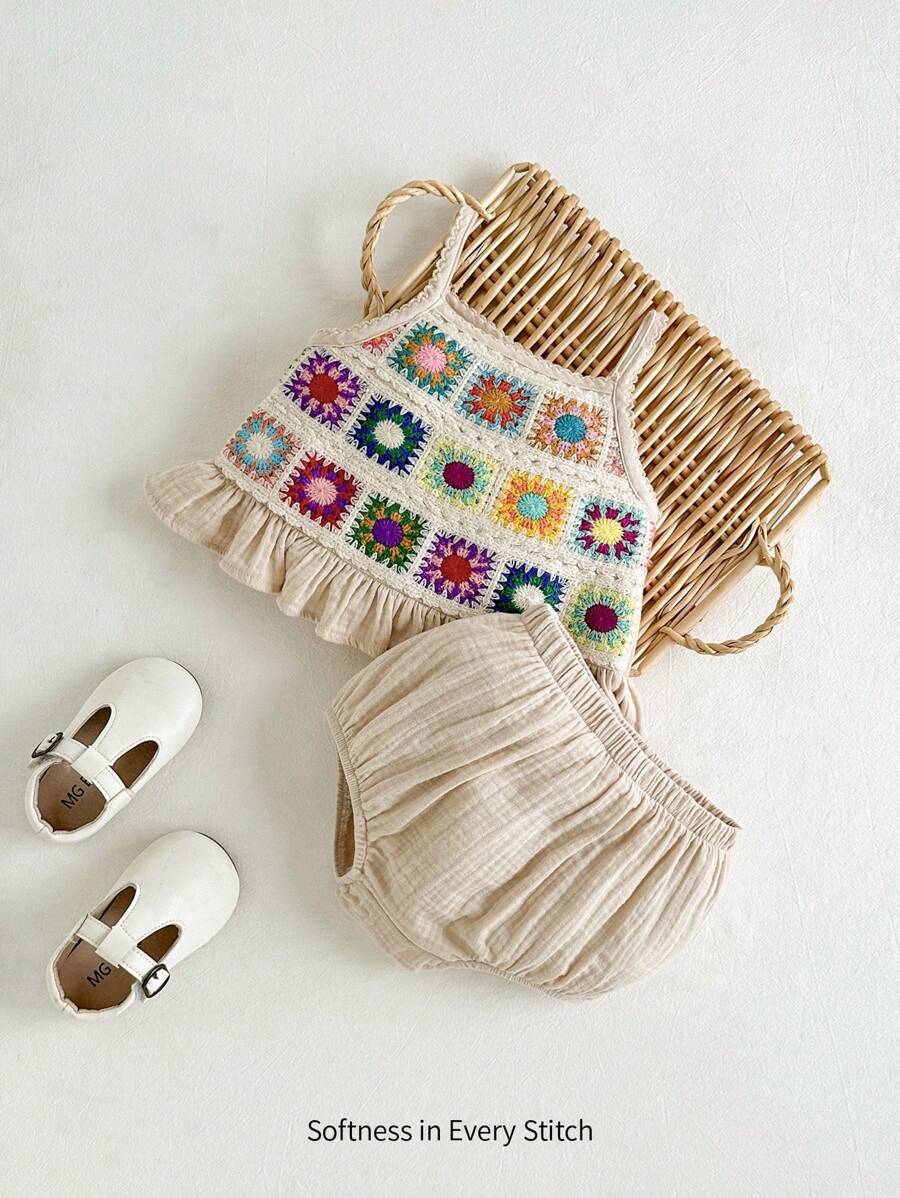 Cozy Pixies Conjunto de dos piezas en color albaricoque para bebé niña con top de tirantes de ganchillo con diseño de cintas de colores empalmado con pantalones cortos con dobladillo de volantes. Lindo diseño floral de yemas. Ideal para llevar en casa durante el verano o para vacaciones, estilo casual coreano y japonés.