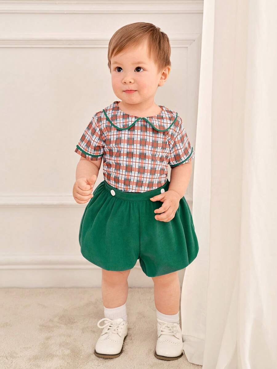 SHEIN Conjunto de 2 piezas de camisa a cuadros y shorts de estilo universitario retro para niños pequeños con cuello volteado, atuendo de primavera y verano para regreso a la escuela