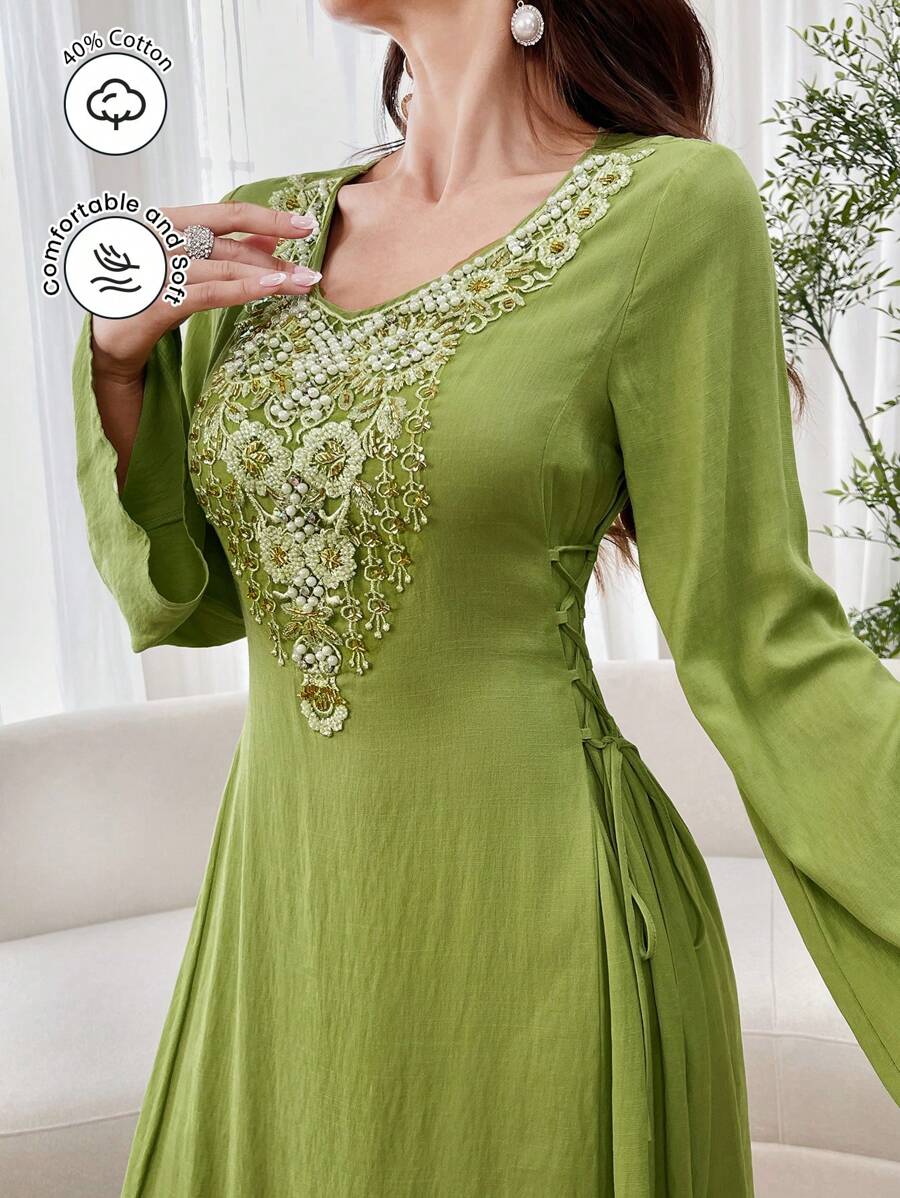 Al Najma Damen elegantes langes arabisches Bescheidenheitskleid mit V-Ausschnitt und dekorativen Applikationen, Langarm, Sommer, seitlich gebundenes bodenlänges Jalabiya Kaftan Bescheidenheitskleid