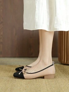 حذاء نسائي جديد ينضح بالأناقة بطرف مربع وكعب سميك، مع ربطة عنق على الجزء العلوي ونعل ناعم، يناسب العمل والمناسبات العارضة