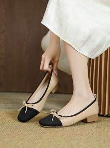 حذاء نسائي جديد ينضح بالأناقة بطرف مربع وكعب سميك، مع ربطة عنق على الجزء العلوي ونعل ناعم، يناسب العمل والمناسبات العارضة