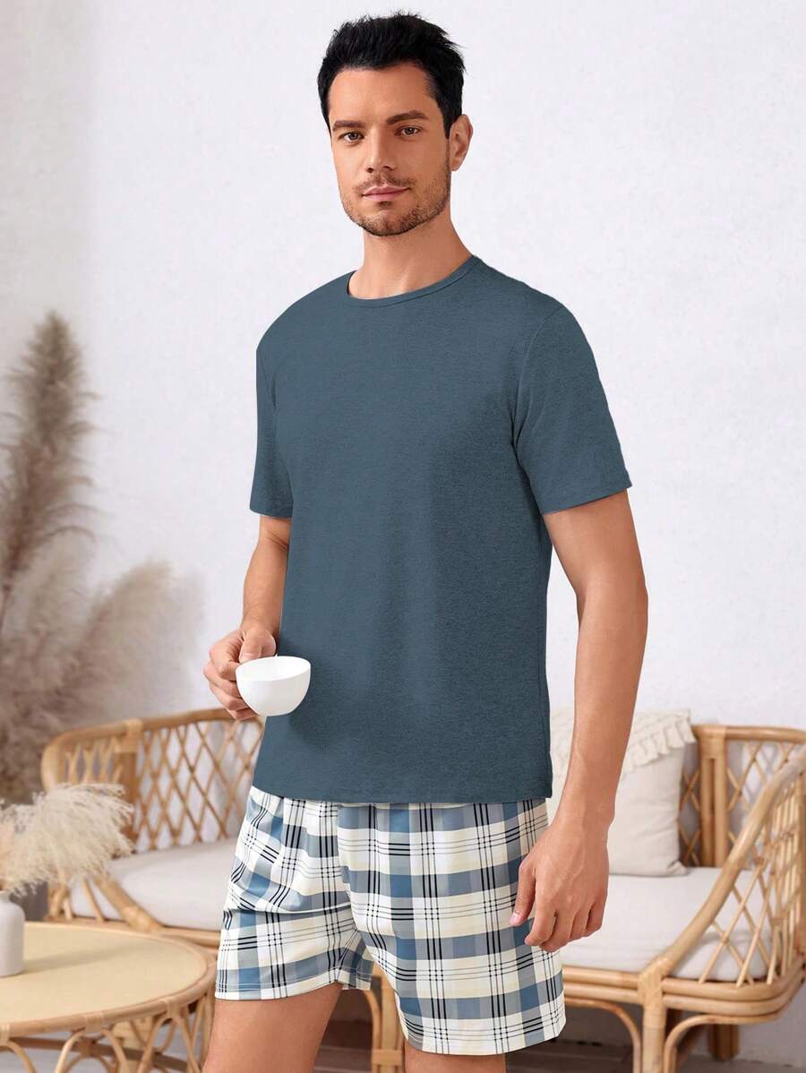 Conjunto de pijama con camiseta lisa y pantalones cortos con estampado a cuadros para hombres