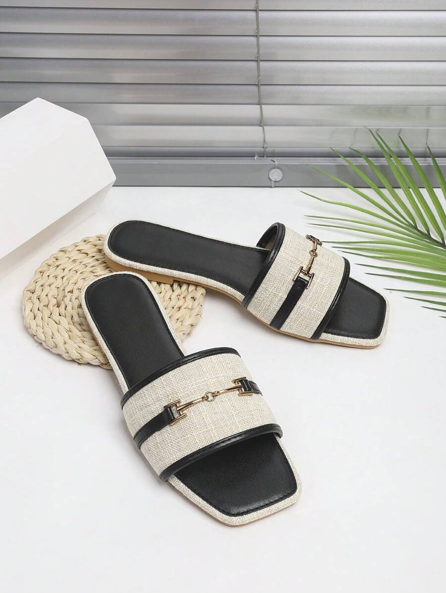 Sandalias planas para mujer para exteriores, nuevo estilo, lino negro con adorno de cadena con hebilla de metal, suela gruesa, casual, punta cuadrada, correa, sandalias de bloques de color
