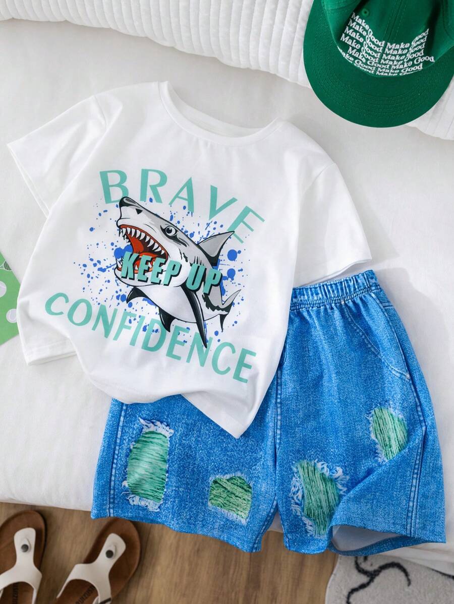 Conjunto de 2 piezas para niños jóvenes, camiseta de manga corta con estampado de tiburón en estilo callejero y shorts de mezclilla azul. Cómodo, transpirable y casual, adecuado para uso diario, deportes y hogar. Ideal para primavera y verano.