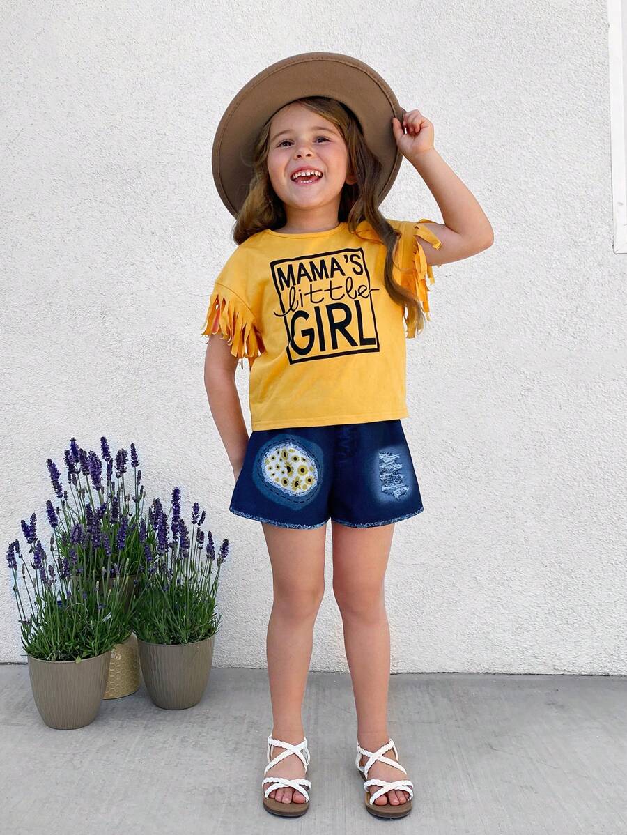 SHEIN Conjunto De Camiseta De Manga Corta Con Flecos Y Estampado De Patrón Floral Y Cartas Decorativas Para Niñas Jóvenes Con Shorts De Mezclilla Para Primavera/verano