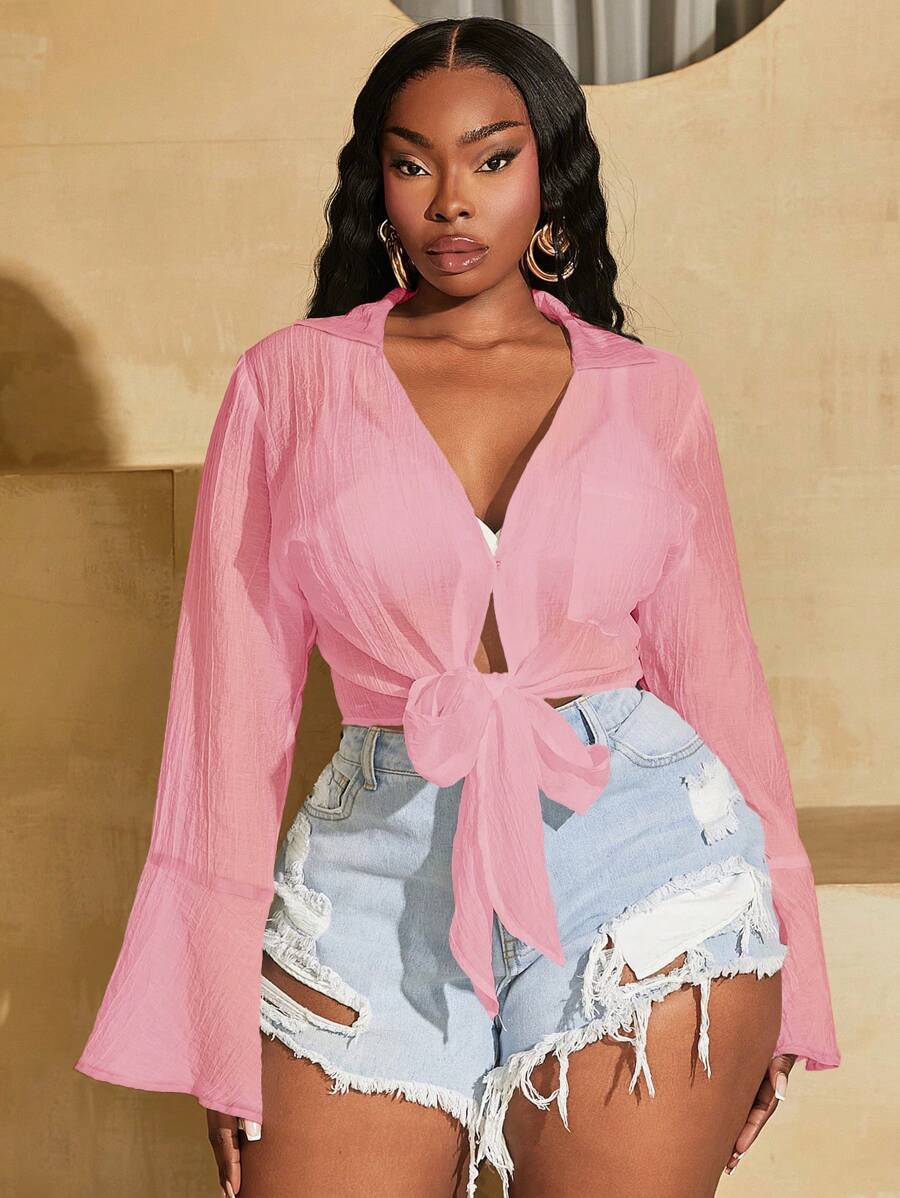 SHEIN SXY Chemise à manches longues en tissu texturé froissé transparent avec boutons, lien à l'avant et poches pour grandes tailles. Protection solaire, convient pour l'été, les sorties, les anniversaires, les enterrements de vie de jeune fille, les tenues casual, les courses, le streetwear, les sorties, les vacances, la plage. Facile à assortir et affinante.