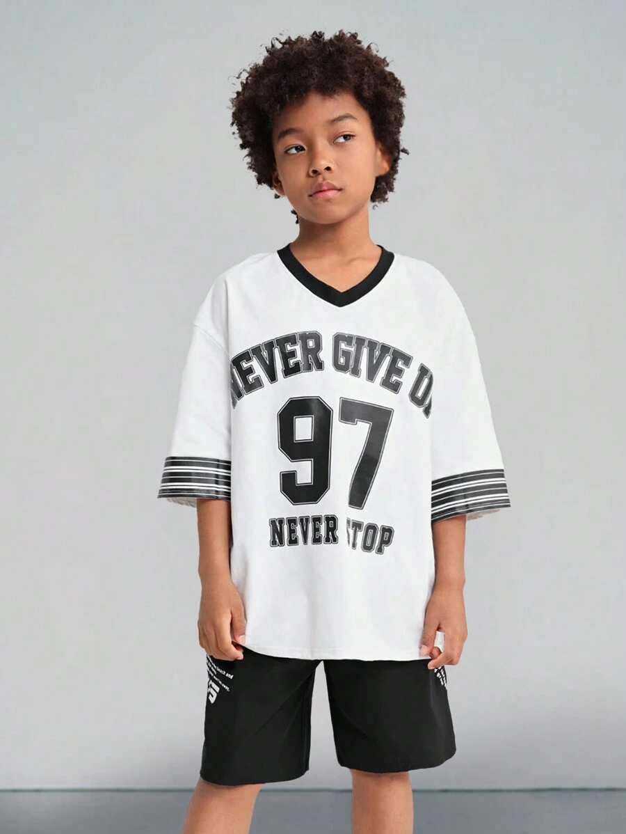 SHEIN Camiseta De Punto De Cuello En V Con Bloque De Color Para Niños, Estampado De Letras Y Números En Los Hombros Caídos