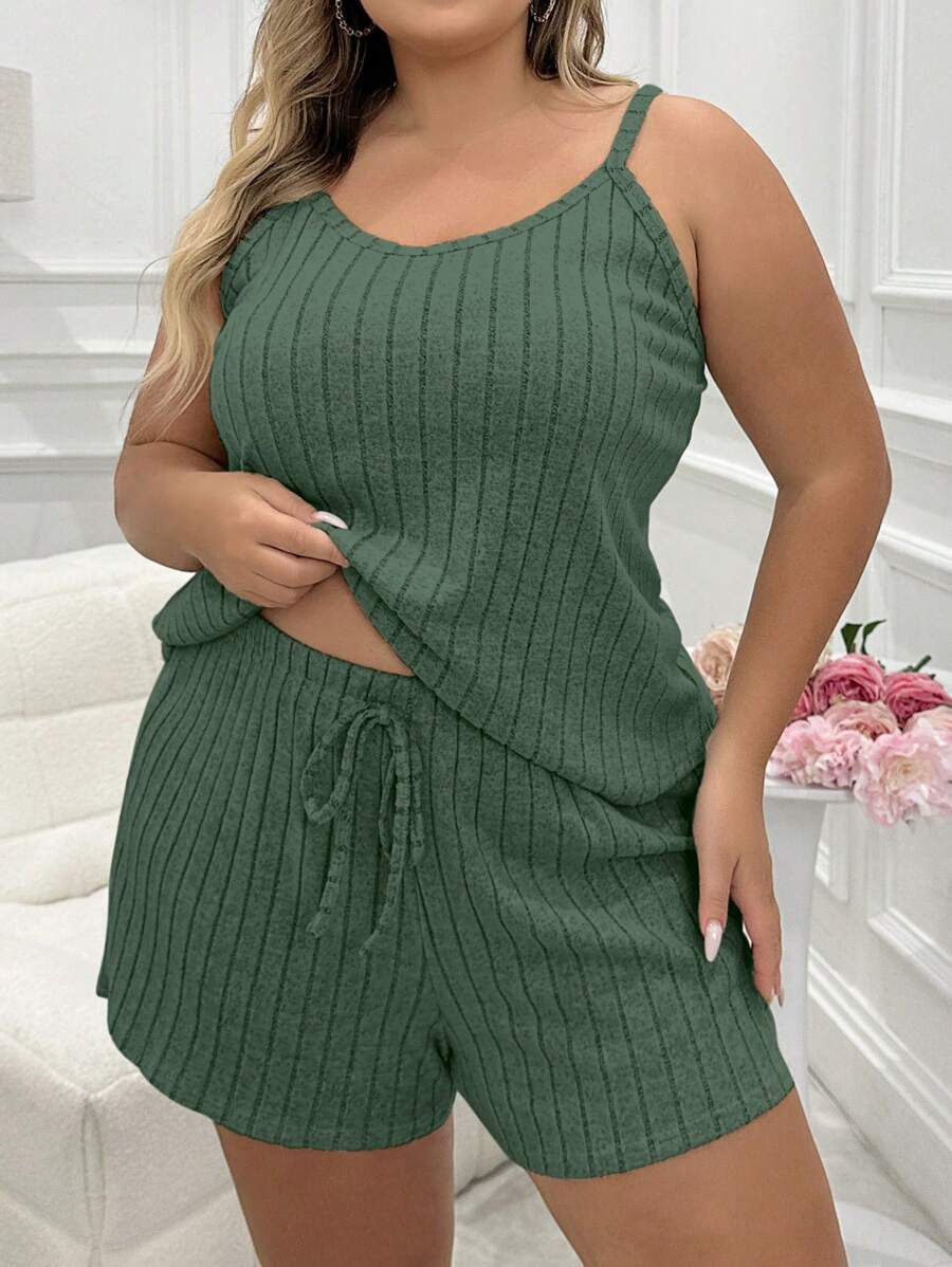 Conjunto de pijama/loungewear compuesto por top de tirantes acanalado y shorts con nudo delantero en talla grande