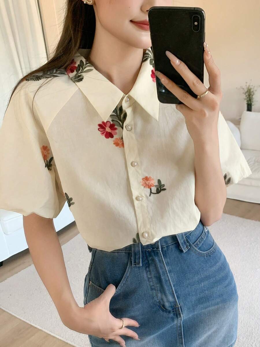 DAZY Blusa corta da donna con bottoni anteriori e ricamo floreale, manica corta, crop top estivo