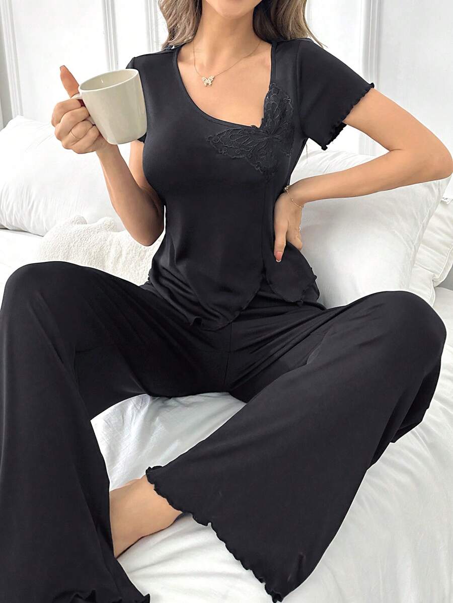 Conjunto de pijama casual de top de manga corta con cuello asimétrico y decoración bordada de mariposa, y pantalones, conjunto de pijama para mujer
