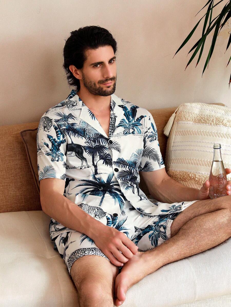 Conjunto de pijama para hombre con camisa de manga corta de botones con solapa y pantalones cortos estampados de plantas tropicales en toda la prenda