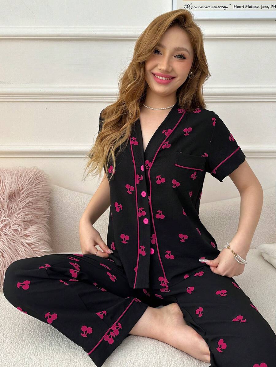 Ensemble de pyjama pour dames avec haut à manches courtes imprimé cerise avec bordure contrastée et pantalon