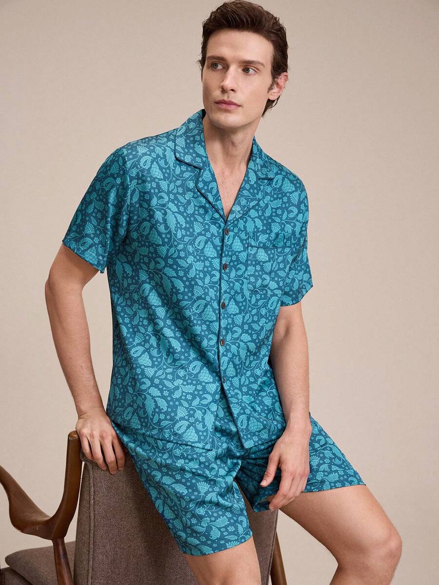 SHEIN EverLounge Conjunto de pijama corto para hombre con botones frontales, top de manga corta con estampado completo y pantalones cortos