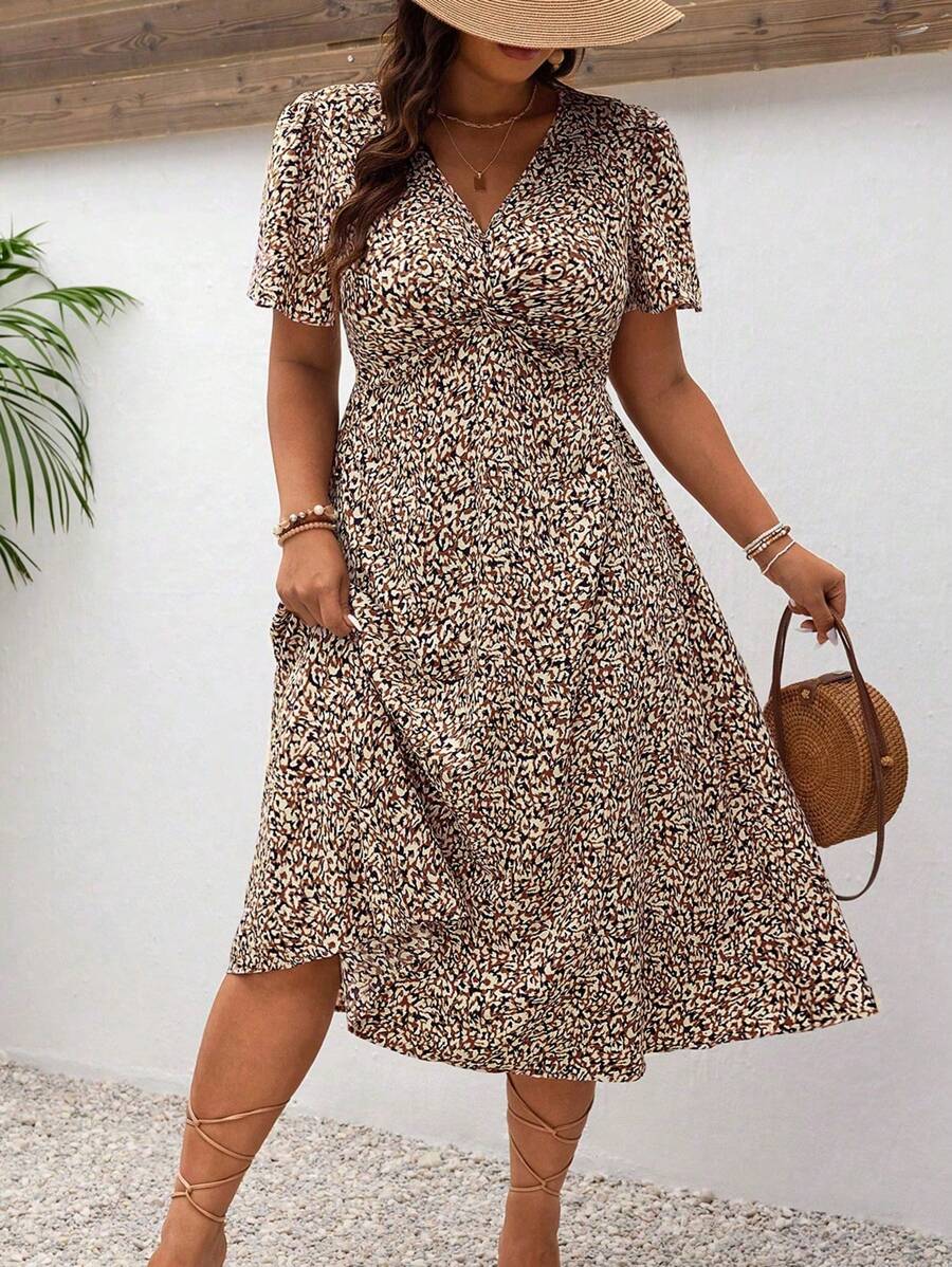 SHEIN Frenchy Vestido de verano de manga corta con cuello en V, estampado integral y detalle delantero retorcido, para tallas grandes, estilo bohemio
