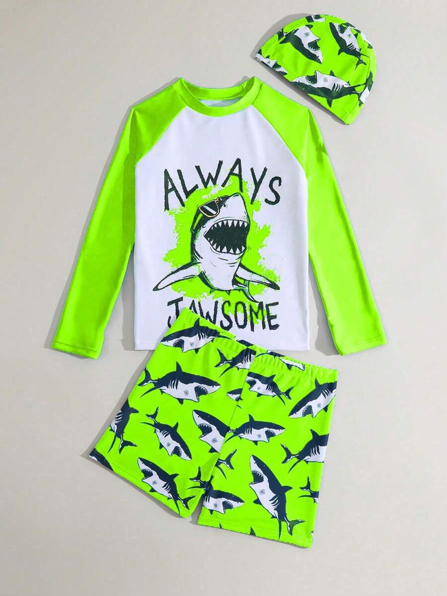 Conjunto de ropa de playa casual para niño preadolescente con traje de baño de manga larga y patchwork estampado de tiburón en la camisa de baño y los pantalones cortos