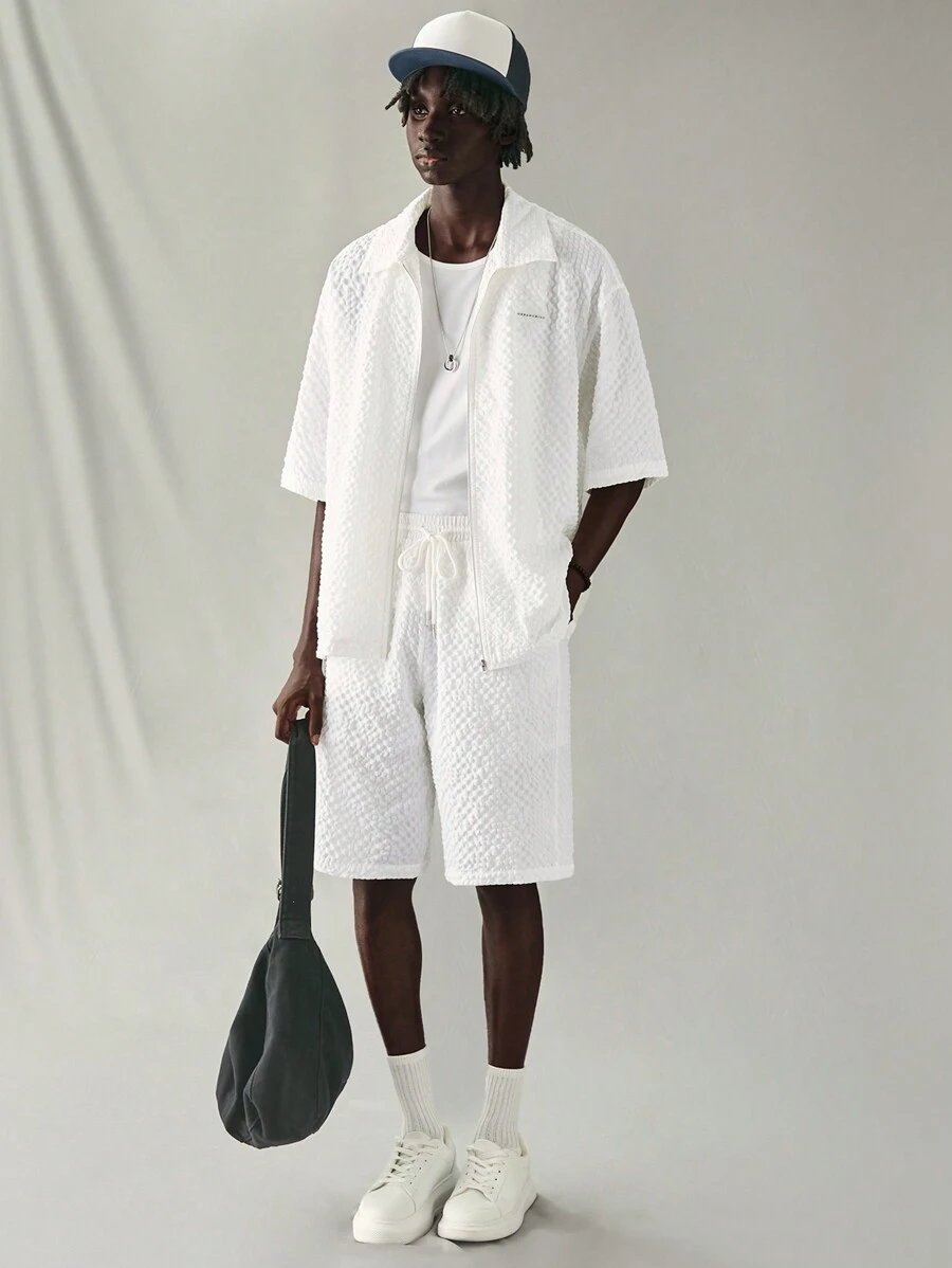 Manfinity VCAY Conjunto de dos piezas para hombres, camisa de rayas de manga corta suelta y moderna con tejiendo y pantalones cortos con banda elástica para uso diario