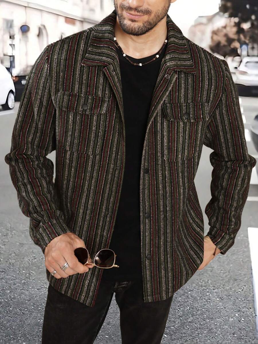 Manfinity Homme Camisa tipo chaqueta de manga larga con rayas verticales y bolsillos utilitarios de estilo retro para hombres